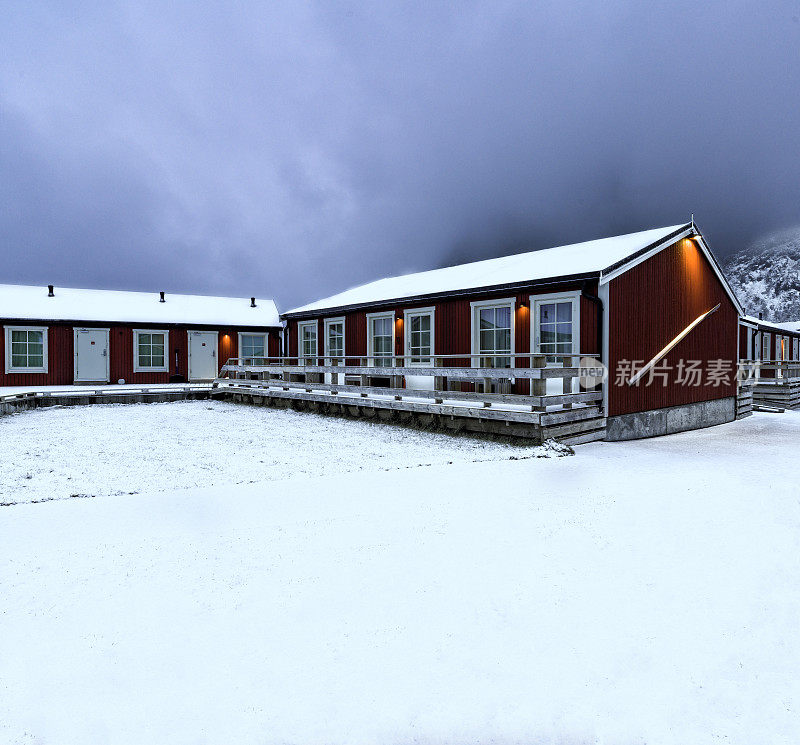 大雪覆盖了小屋和地面。