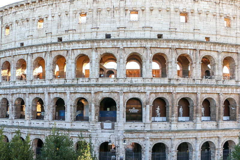 阳光透过宏伟的罗马斗兽场的拱门，这是罗马帝国时期以角斗士奇观而闻名的标志性的弗拉维安圆形剧场，位于意大利罗马