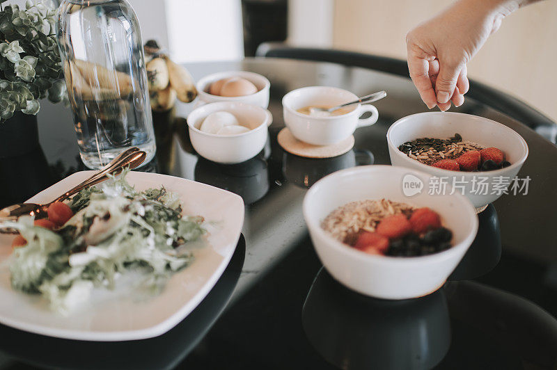 健康的早餐，水果橙，草莓，蔬菜，香蕉，鸡蛋，烤面包，酸奶苹果和果酱在餐桌上