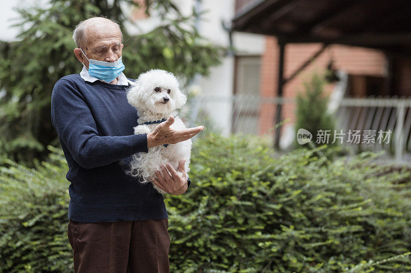 一个带着狗的老人