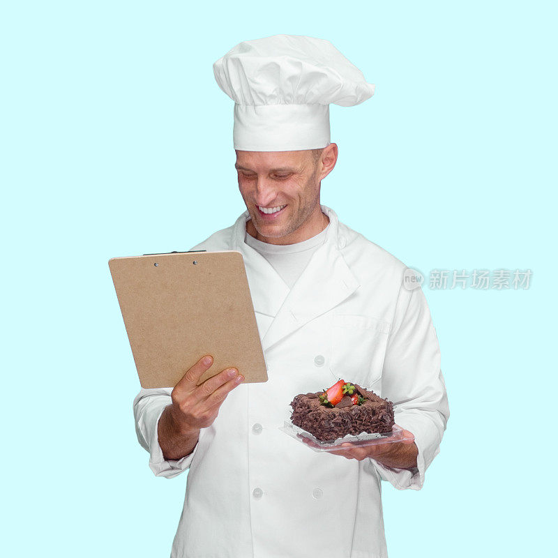 蓝色背景的白人男厨师穿着夹克衫，拿着写字板
