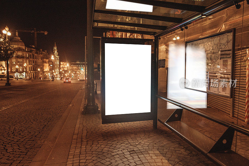 晚上有空白广告牌的公交车站