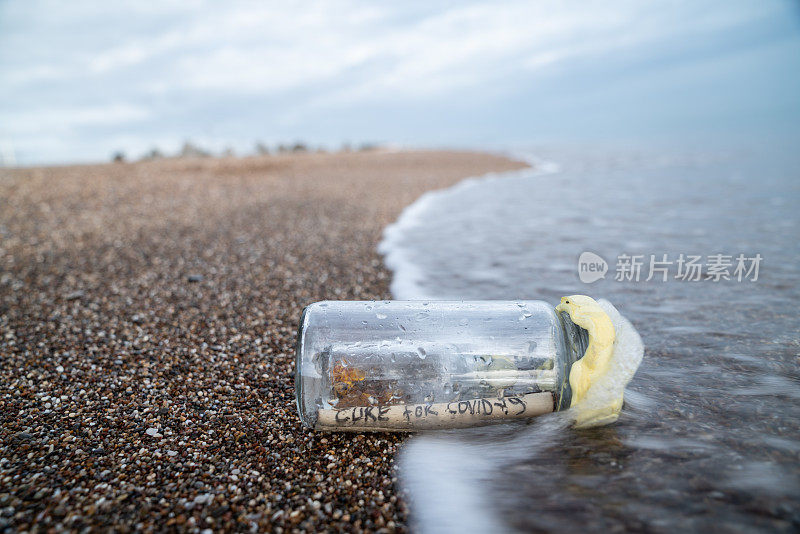 带文字的瓶中信息的高清视频:在沙滩上通过海浪治疗COVID-19