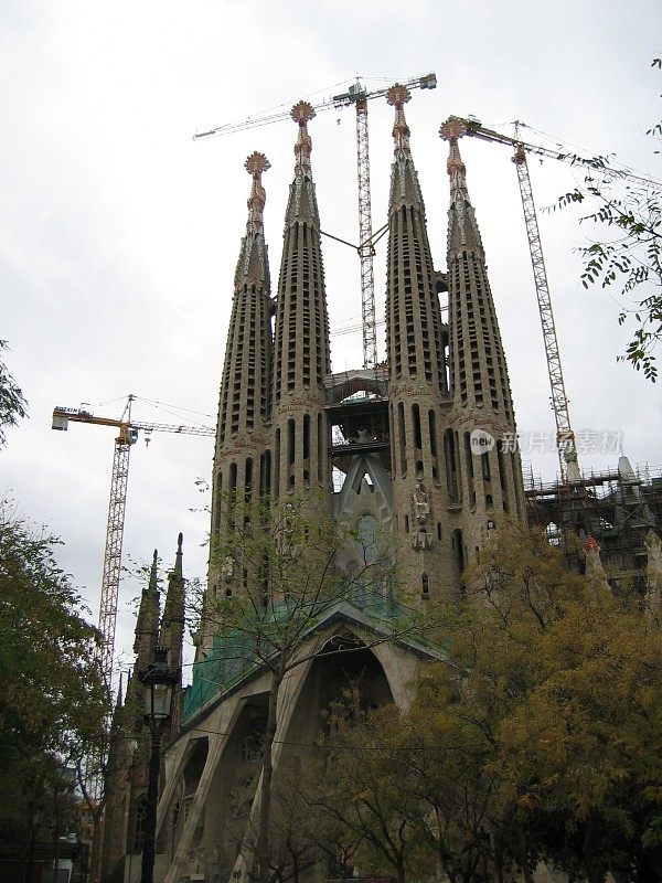 家，巴塞罗那呈献礼。