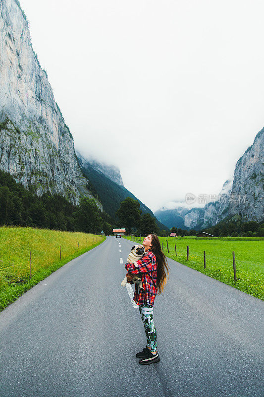 和她的朋友在瑞士阿尔卑斯山享受最好的户外时光!