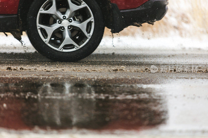 在冰雪潮湿的道路上驾驶美国西部冬季旅行系列