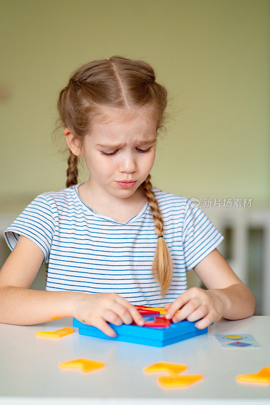心烦意乱的小女孩解数学题。