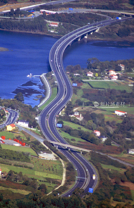 航拍的大西洋公路Pontedeume在尤姆河在加利西亚西班牙