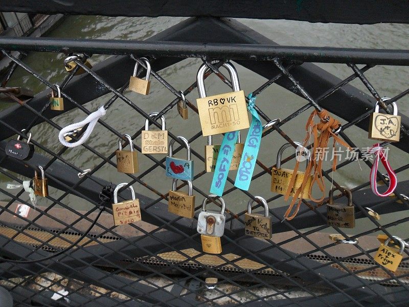 巴黎圣母院爱情桥挂锁