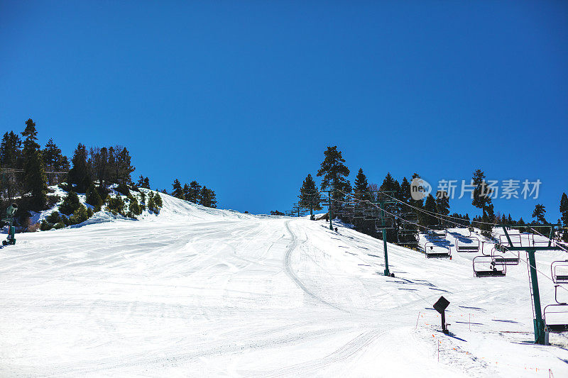 加州冬季雪活动大熊湖和滑雪场斜坡