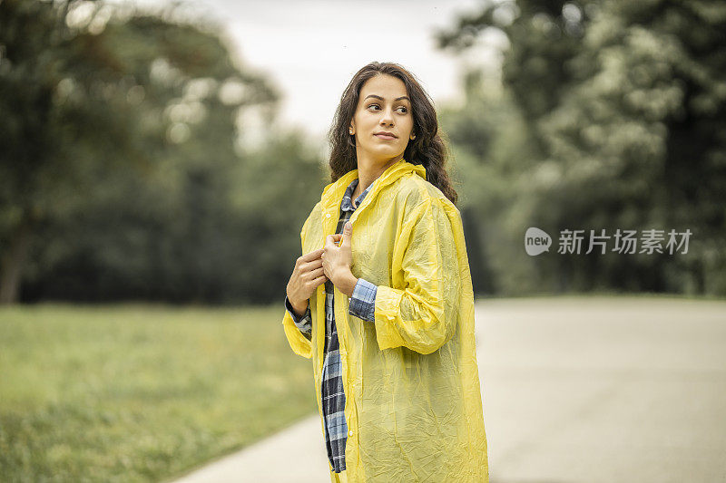 穿着雨衣在雨天行走的女人