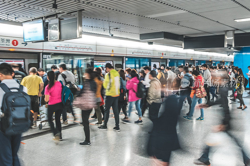 在香港的地铁站或地铁站乘坐地铁的人