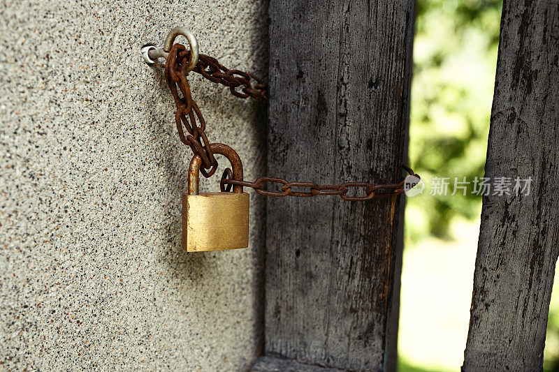 一把生锈的铁链挂锁可以锁住大门