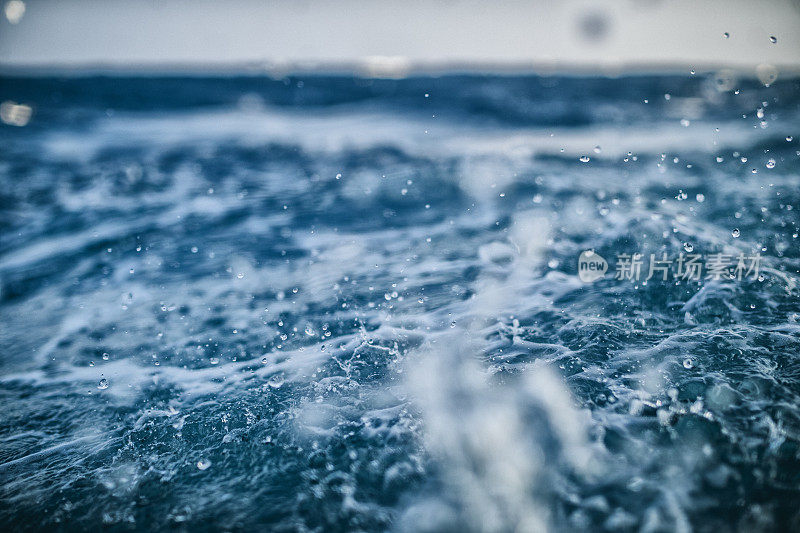 海的形状:海浪撞击和水形成的抽象图像