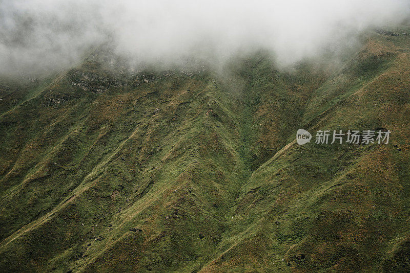 在西班牙坎塔布里亚，绿色的山地景观和雾