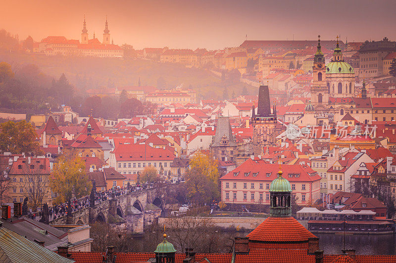 布拉格全景，在捷克共和国的金色日落