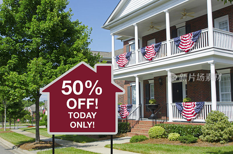牌子:50%折扣:在家门口挂上美国国旗和警告金融危机的彩旗