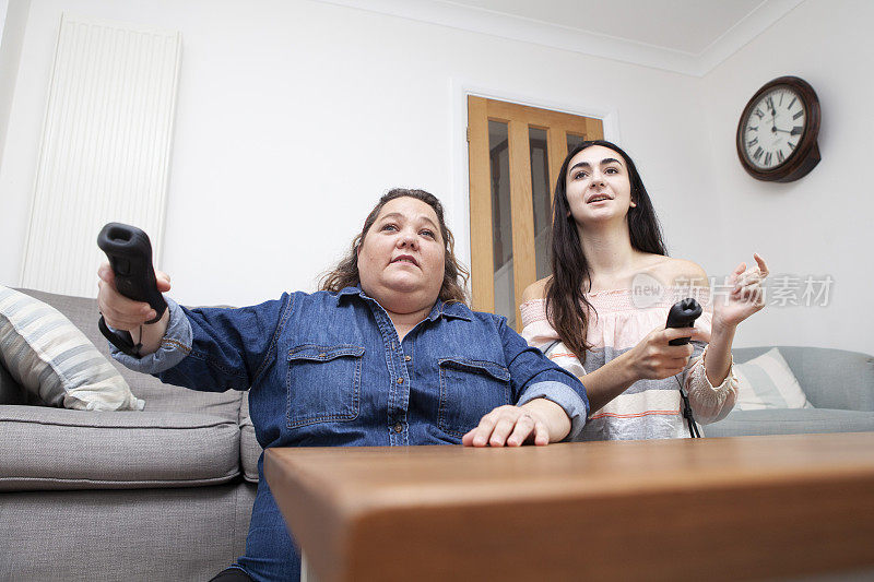 从低角度看，家人在家里玩视频游戏