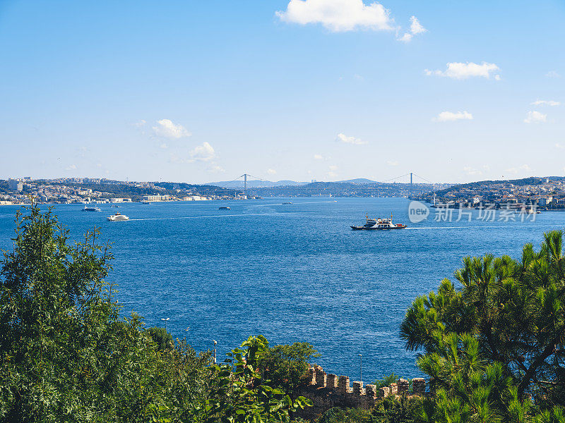 从博斯普鲁斯海峡乘渡船俯瞰伊斯坦布尔