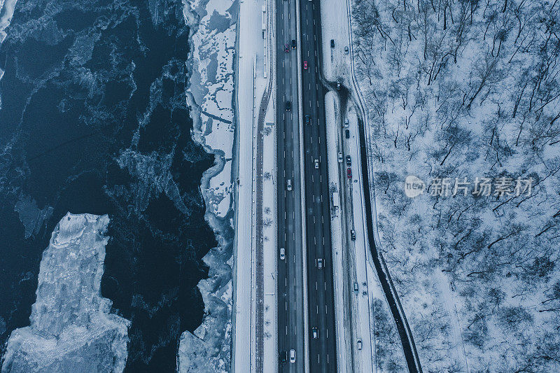 冰冻河流附近公路鸟瞰图