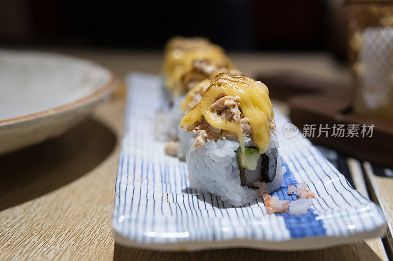 日式料理名为芝士金枪鱼寿司在餐厅