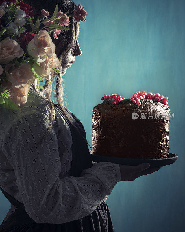 复古女孩拿着巧克力蛋糕与红醋栗浆果和花