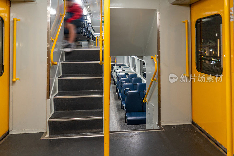 澳大利亚悉尼地铁车厢内部