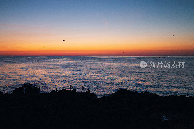 美丽的日出在岸边