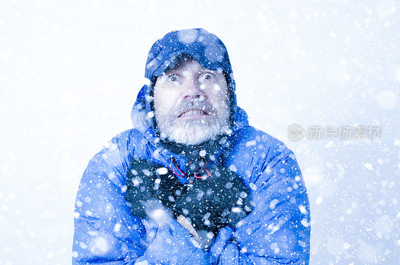 人在雪下冻住的肖像