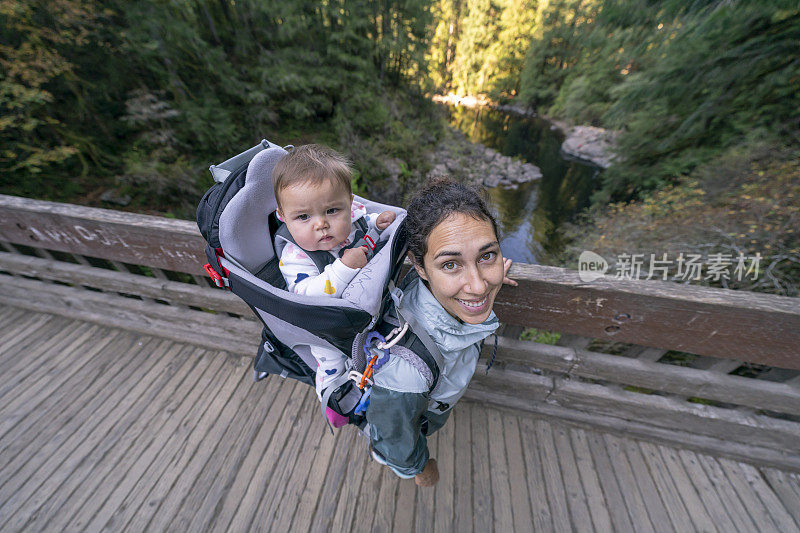 年轻的混血妈妈和她的孩子徒步旅行