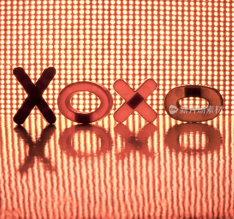 红色背景上的XOXO霓虹灯标志