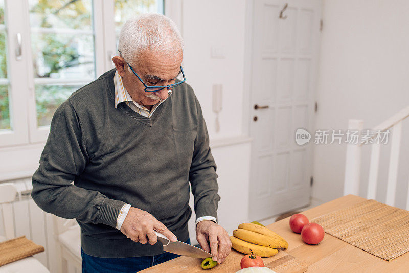 老人在厨房里准备素食晚餐