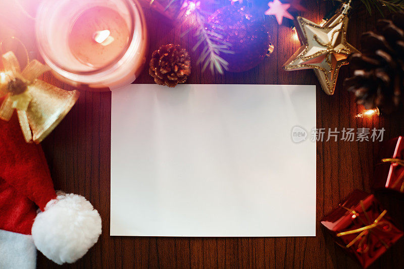 圣诞节和新年的概念，空白贺卡的问候文字与许多圣诞装饰周围
