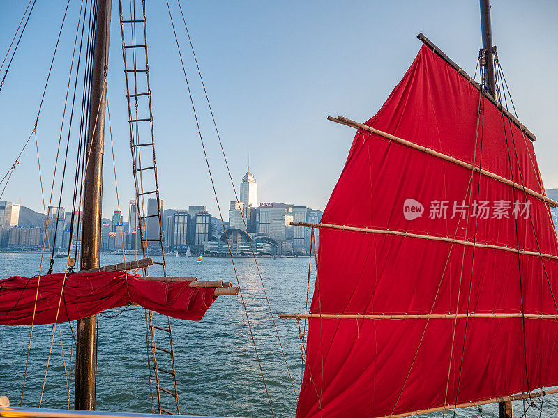 日落时分，香港维多利亚港的红帆