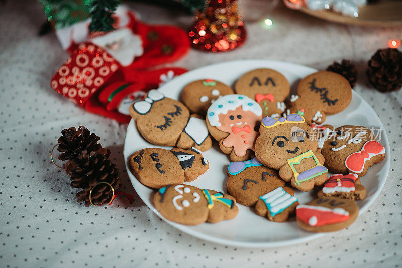 圣诞姜饼人饼干的圣诞装饰