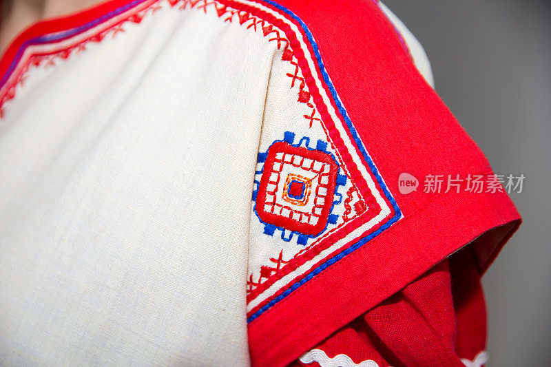 民间手工刺绣用彩线绣在天然织物上，服装元素搭配装饰