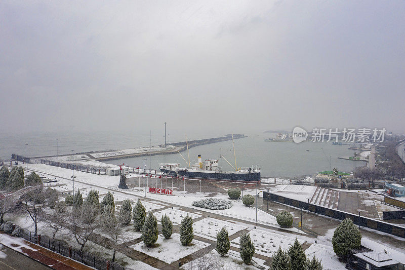 土耳其Samsun的班迪玛船在雪下的鸟瞰图。