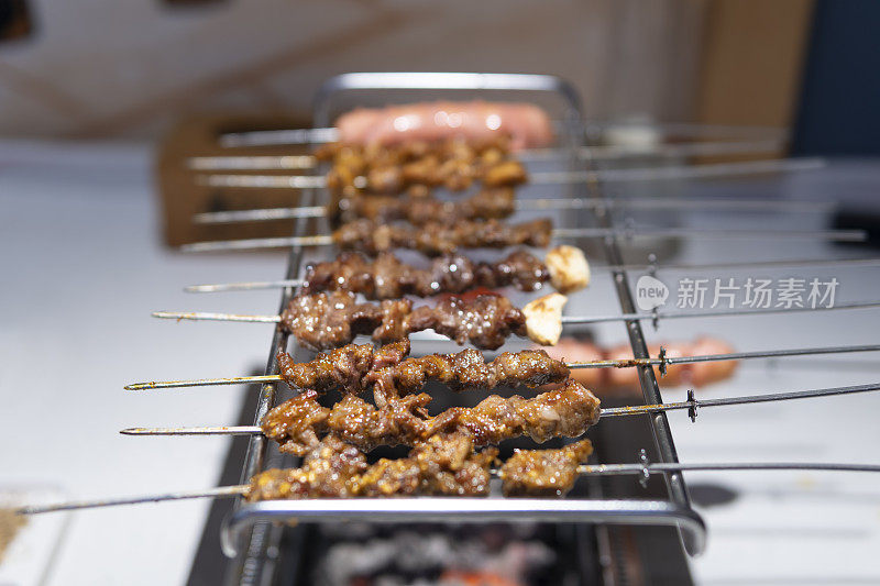 餐馆里烤肉架上的烤肉