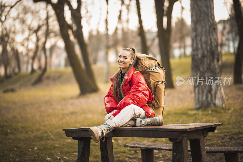 成功的女人徒步登山在日出的山顶-年轻的女人背包上升到山顶。发现旅游目的地