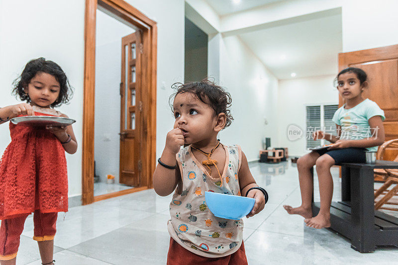 孩子们在家里吃零食