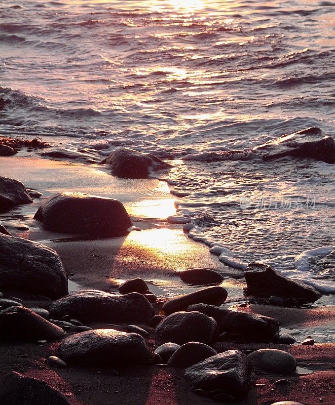 日落时分，阳光在沙滩上闪闪发光