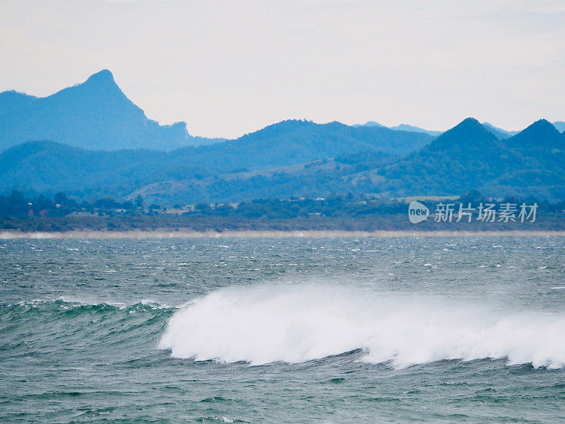 波浪在海湾中劈开