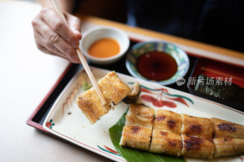 近距离的日本烤鳗鱼(Unagi)吃筷子