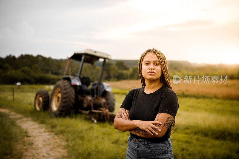 农学领域的职业妇女在拖拉机前的肖像。