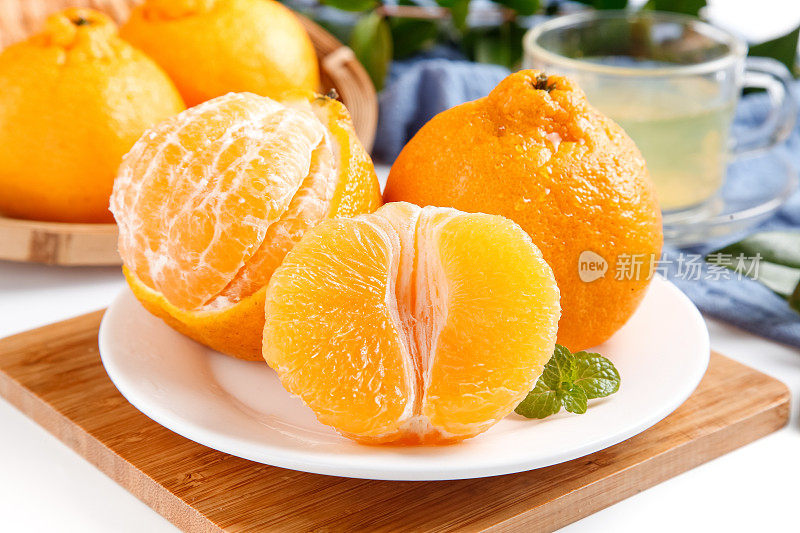 盘子里的新鲜丑橘