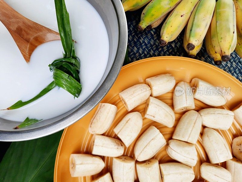 香蕉皮和一碗椰奶。