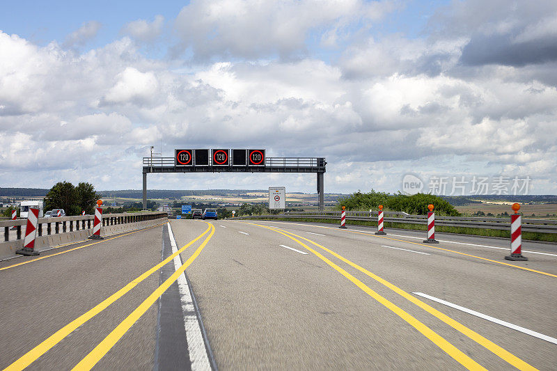 德国A5高速公路限速标志和建筑工地