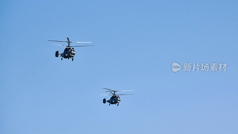 两架军用直升机在湛蓝的天空中表演特技飞行表演队