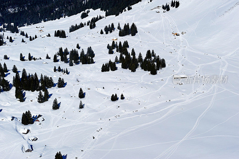 瑞士桑蒂斯山雪原上滑雪坡道的鸟瞰图