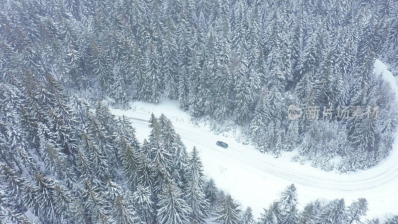 汽车行驶在冬天的乡村道路上